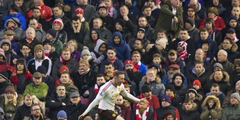 Wayne Rooney von Manchester United bejubelt vor den Liverpool-Fans den Treffer zum 1:0. ManU gewann in Liverpool dank dieses Tores 1:0