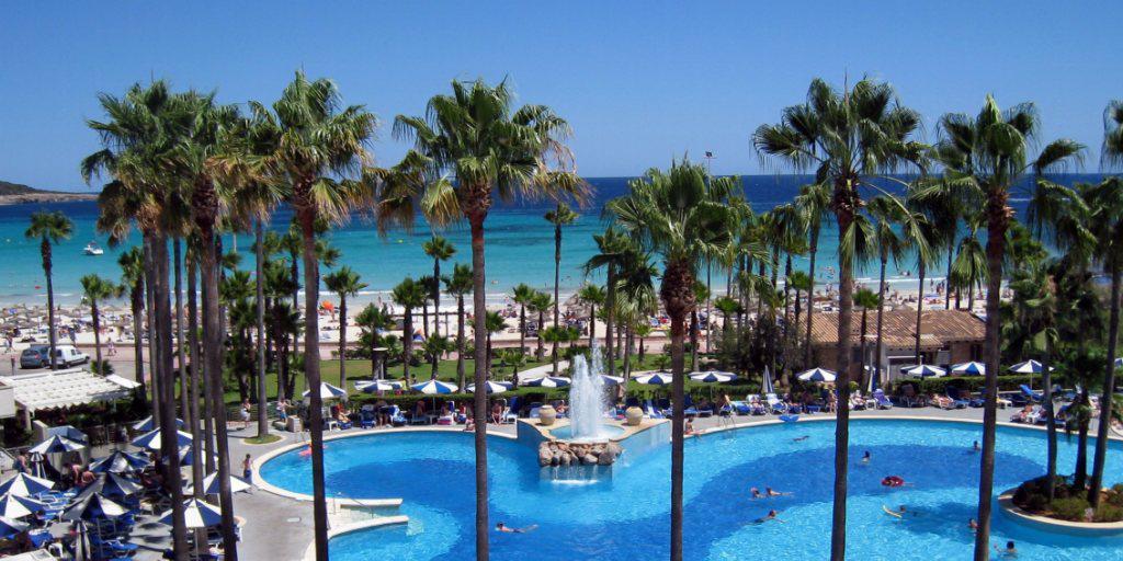 Eine Hotelanlage in Mallorca. Die Hoteliers der spanischen Ferieninsel wehren sich gegen die neue Touristensteuer. (Archiv) Eine Hotelanlage in Mallorca. Die Hoteliers der spanischen Ferieninsel wehren sich gegen die neue Touristensteuer. (Archiv)