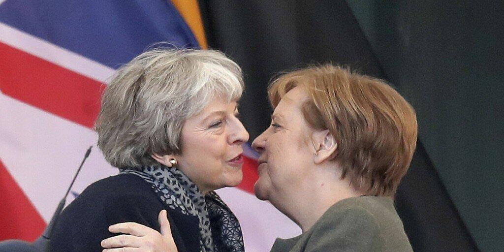 Sucht Beistand in schweren Zeiten: die britische Premierministerin May (links) bei Kanzlerin Merkel in Berlin.