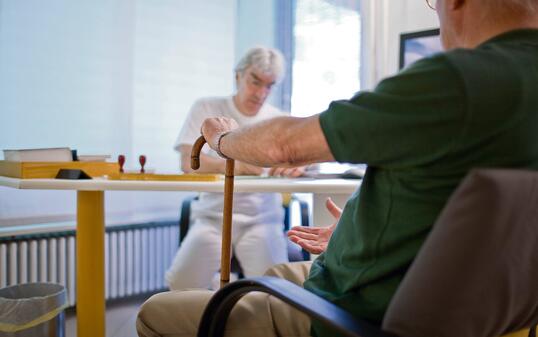 ARZTPRAXIS, HAUSARZT, HAUSAERZTE, PATIENT, ARZTBESUCH, HAUSARZTPRAXIS, AERZTE, PATIENTEN,  AELTERER MANN, AELTERE MAENNER,  MANN, MAENNER, ARZTGESPRAECH, ARZTGESPRAECHE, BERATUNG, GESPRAECH, PATIENTENGESPRAECH,