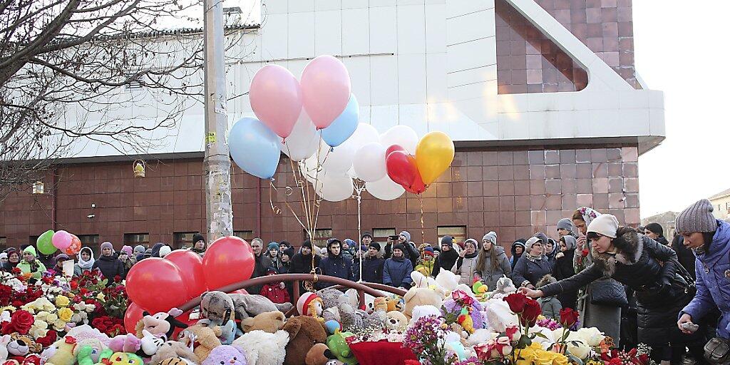 Ganz Russland trauert um die Opfer der Brandkatastrophe in einem Einkaufszentrum.