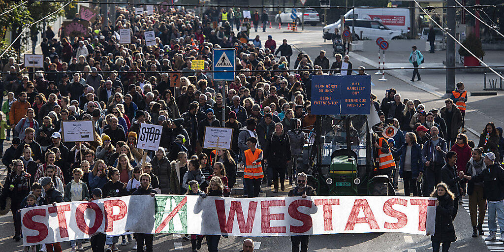 Der Protest gegen den so genannten Westast, das milliardenschwere Autobahnprojekt in Biel, hat am Samstag Tausende mobilisiert.