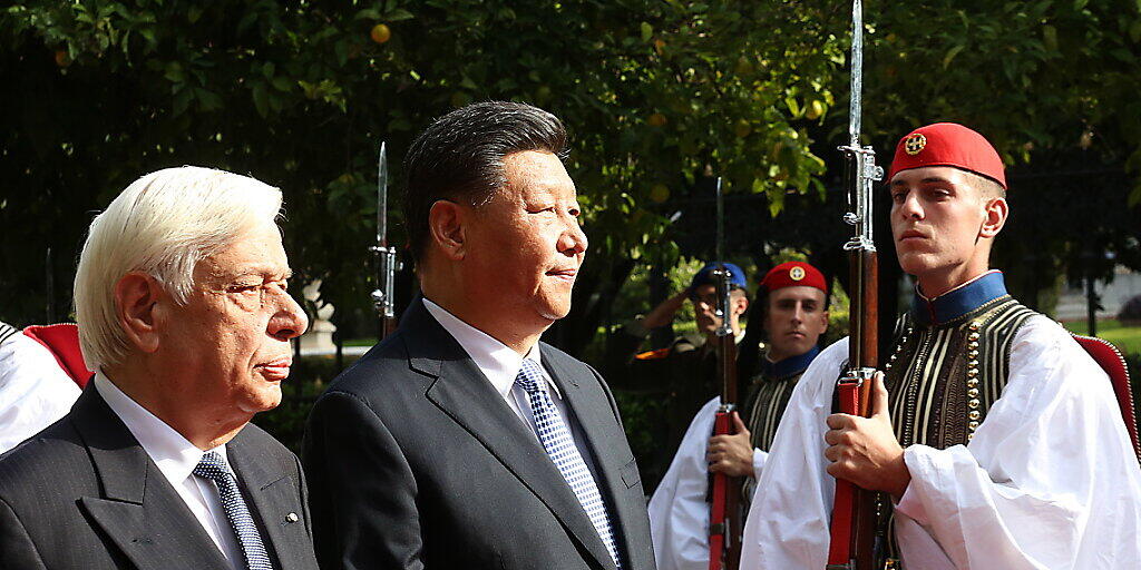 Xi Jinping (Mitte) inspiziert mit seinem Gastgeber, dem griechischen Präsidenten Pavlopoulos (links) die Ehrengarde vor der Präsidialresidenz in Athen.