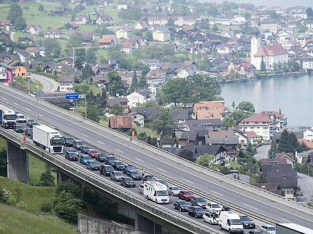 Bis zu 28 Kilometer Stau vor dem Gotthard - Vaterland online