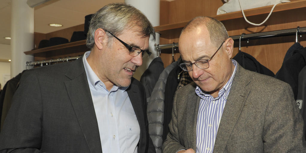 Parteikollege Eric Nussbaumer (l.) gratuliert Claude Janiak zu dessen Wiederwahl an der Wahlfeier in Liestal.