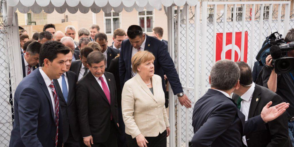 Die deutsche Kanzlerin Angela Merkel beim Besuch eines Flüchtlingslagers in der Türkei: Deutschland gibt im kommenden Jahr mehr Geld für Krisenregionen aus. (Archivbild)