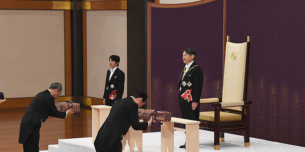 Der neue japanische Kaiser Naruhito (rechts) hat seinen Thron am Mittwoch bestiegen und unter anderem zwei der Throninsignien entgegengenommen. Der neue japanische Kaiser Naruhito (rechts) hat seinen Thron am Mittwoch bestiegen und unter anderem zwei der Throninsignien entgegengenommen.
