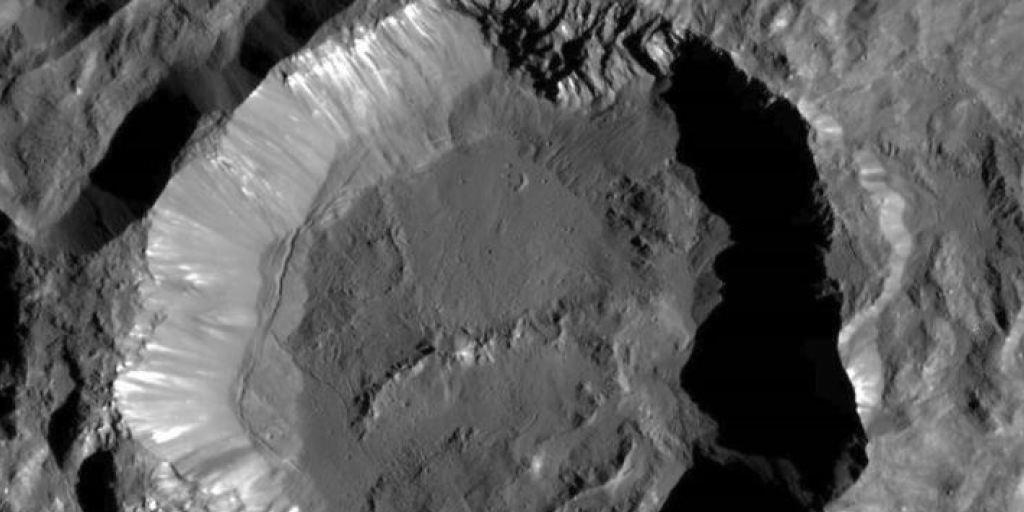 Der Kupalo-Krater gehört zu den jüngsten Kratern auf dem Zwergplaneten Ceres. Bei Einschlägen in Wassereis-haltigem Gestein entstehen durch Schmelzen und Erstarren andere Strukturen als bei Gestein ohne Wassereis.
