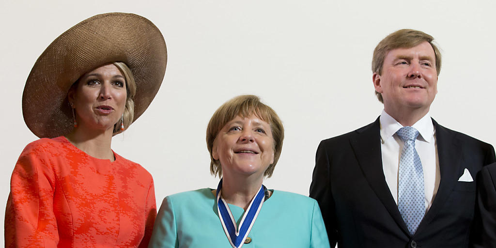 Die deutsche Kanzlerin Angela Merkel und das niederländische Königspaar nach der Verleihung des "Vier-Freiheiten-Preises".