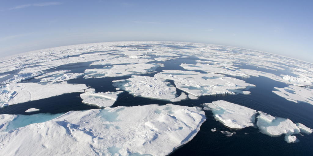 Eisblöcke schwimmen in der Baffin Bay im Atlantik nördlich des Polarkreises im Wasser. Die gegenwärtig in Kühlschränken oder Klimaanlagen zum Einsatz kommenden Fluorkohlenwasserstoffe (FKW) tragen in erheblichem Masse zur Erderwärmung bei. (Archiv)
