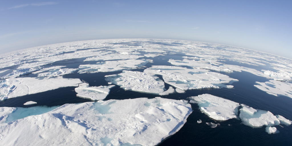 Eisblöcke schwimmen in der Baffin Bay im Atlantik nördlich des Polarkreises im Wasser. Die gegenwärtig in Kühlschränken oder Klimaanlagen zum Einsatz kommenden Fluorkohlenwasserstoffe (FKW) tragen in erheblichem Masse zur Erderwärmung bei. (Archiv) Eisblöcke schwimmen in der Baffin Bay im Atlantik nördlich des Polarkreises im Wasser. Die gegenwärtig in Kühlschränken oder Klimaanlagen zum Einsatz kommenden Fluorkohlenwasserstoffe (FKW) tragen in erheblichem Masse zur Erderwärmung bei. (Archiv)