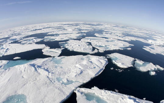 Eisblöcke schwimmen in der Baffin Bay im Atlantik nördlich des Polarkreises im Wasser. Die gegenwärtig in Kühlschränken oder Klimaanlagen zum Einsatz kommenden Fluorkohlenwasserstoffe (FKW) tragen in erheblichem Masse zur Erderwärmung bei. (Archiv)