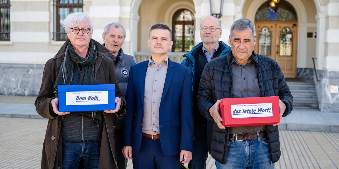 Übergabe Unterschriften Spital-Referendum