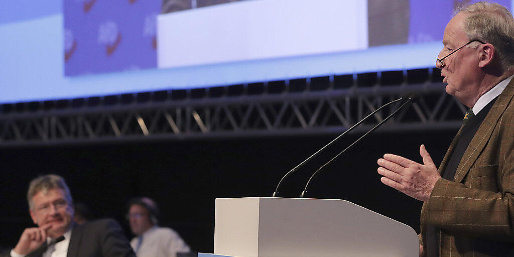 Die AfD hat auf ihrem Parteitag den EU-Abgeordneten Jörg Meuthen (l) und Bundestagsfraktionschef Alexander Gauland an die Parteispitze gewählt. Damit ist sie weiter nach rechts gerückt.