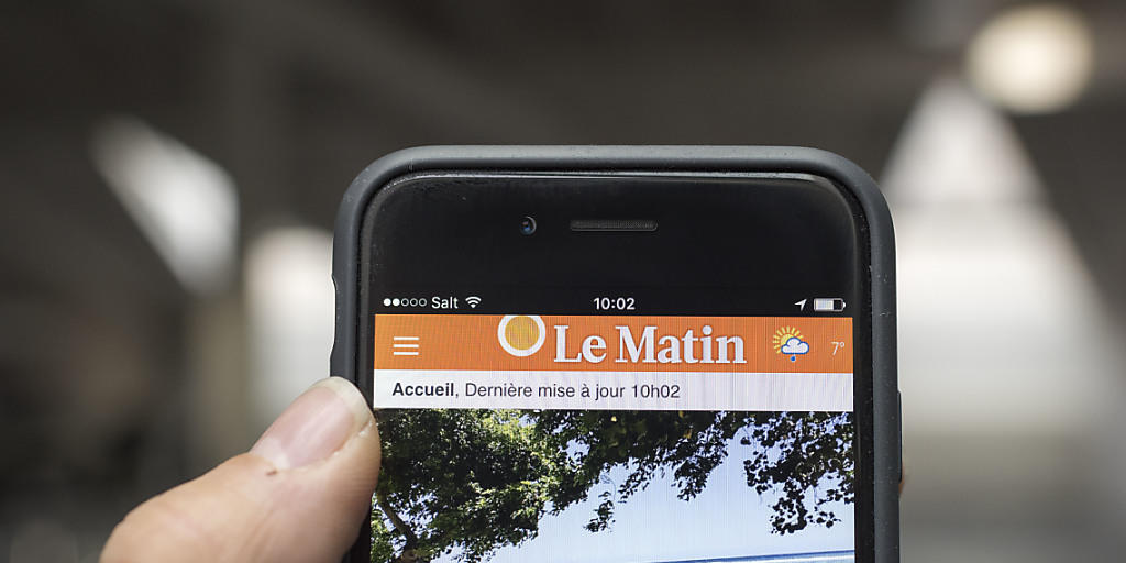 Nachrichten werden zunehmend auf Smartphones abgerufen. Die klassische Tageszeitung hat jedoch nach wie vor eine stabile Leserschaft. (Archivbild) Nachrichten werden zunehmend auf Smartphones abgerufen. Die klassische Tageszeitung hat jedoch nach wie vor eine stabile Leserschaft. (Archivbild)