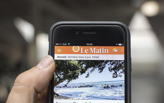 Nachrichten werden zunehmend auf Smartphones abgerufen. Die klassische Tageszeitung hat jedoch nach wie vor eine stabile Leserschaft. (Archivbild)
