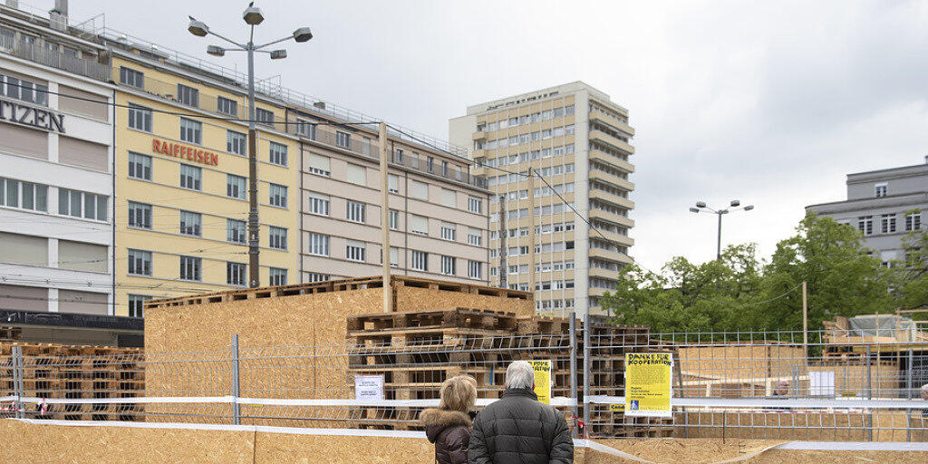 Am Samstag kehrt hinter den Spanplatten das volle Leben ein: Thomas Hirschhorn eröffnet auf dem Bieler Bahnhofplatz seine Vision der "Robert Walser-Sculpture". (Archivbild) Am Samstag kehrt hinter den Spanplatten das volle Leben ein: Thomas Hirschhorn eröffnet auf dem Bieler Bahnhofplatz seine Vision der "Robert Walser-Sculpture". (Archivbild)