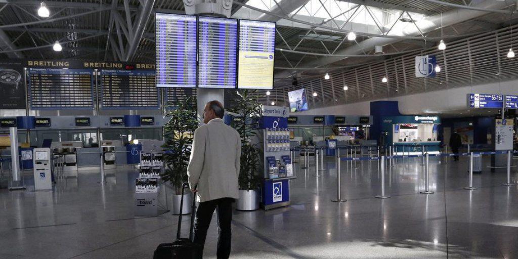 Ein Reisender steht vor Anzeigetafeln im verwaisten Flughafen Eleftherios Venizelos in Athen. Vom 24-stündigen Streik waren insbesondere die Flugverbindungen von und nach Griechenland betroffen. Ein Reisender steht vor Anzeigetafeln im verwaisten Flughafen Eleftherios Venizelos in Athen. Vom 24-stündigen Streik waren insbesondere die Flugverbindungen von und nach Griechenland betroffen.
