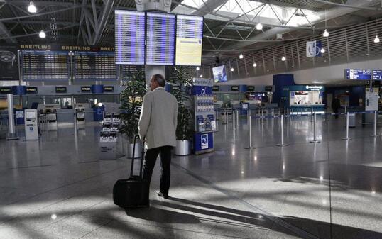 Ein Reisender steht vor Anzeigetafeln im verwaisten Flughafen Eleftherios Venizelos in Athen. Vom 24-stündigen Streik waren insbesondere die Flugverbindungen von und nach Griechenland betroffen.