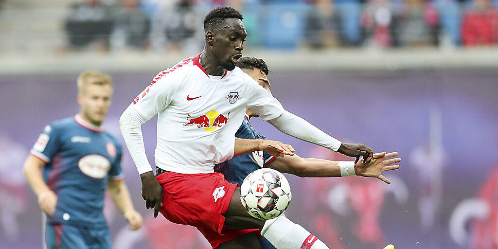 Leipzigs Torschütze Jean-Kevin Augustin im Zweikampf mit dem Düsseldorfer Kaan Ayman