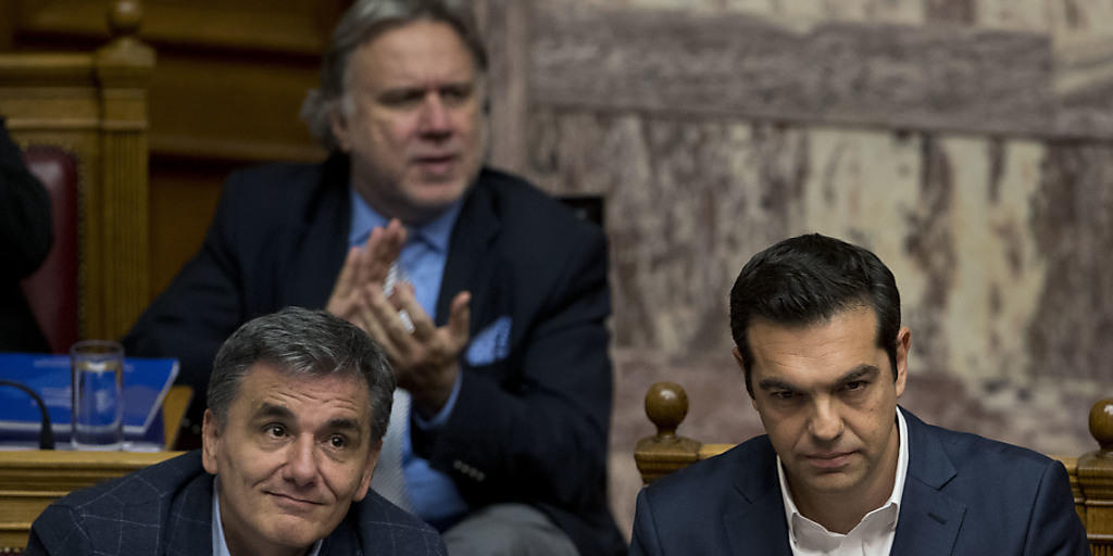 Applaus fürs Sparen: Griechenlands Premier Alexis Tsipras (rechts) und Finanzminister Euklid Tsakalotos während der Parlamentssitzung in Athen. Applaus fürs Sparen: Griechenlands Premier Alexis Tsipras (rechts) und Finanzminister Euklid Tsakalotos während der Parlamentssitzung in Athen.