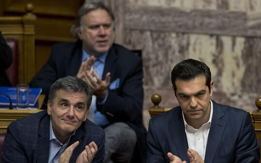 Applaus fürs Sparen: Griechenlands Premier Alexis Tsipras (rechts) und Finanzminister Euklid Tsakalotos während der Parlamentssitzung in Athen.