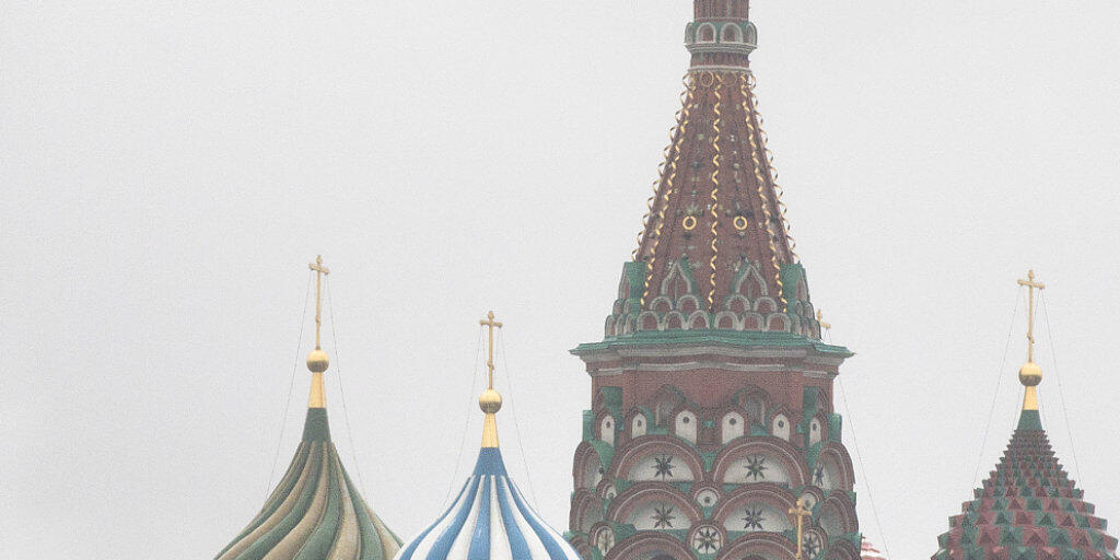Der Kreml trennt sich von unliebsamen Geheimnisträgern gerne mit Gift, wie er schon mehrmals bewiesen hat. Darum verdächtigt die britische Politik auch diesmal die russische Regierung hinter dem mysteriösen Tod des früheren russischen Doppelagenten (Symbolbild mit Basilius-Kathedrale in Moskau).