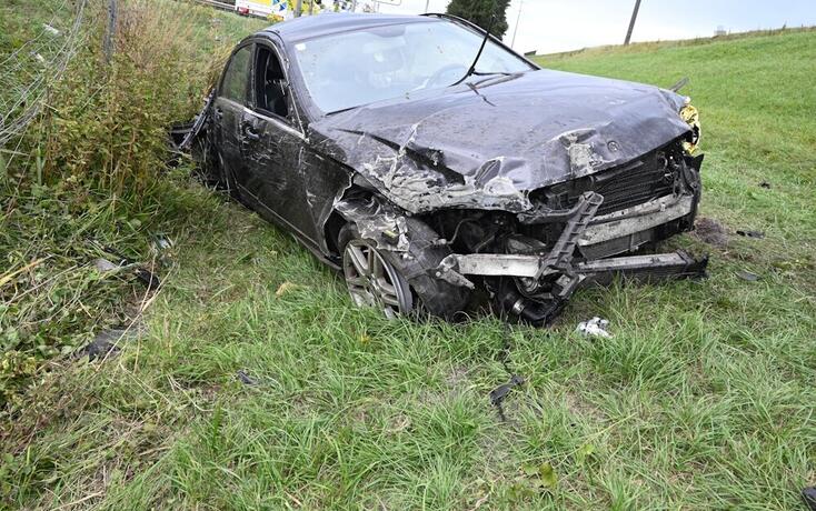 Am Mittwochnachmittag ist ein 24-j&auml;hriger Mann mit seinem Auto auf der Autobahn A13 verunfallt. Dabei hat er sich lebensbedrohliche Verletzungen zugezogen.