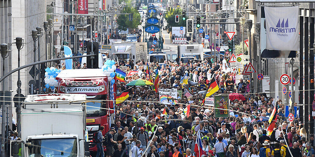 Teilnehmer sammeln sich in der Friedrichstraße zu einer Demonstration gegen die Corona-Maßnahmen. Foto: Paul Zinken/dpa