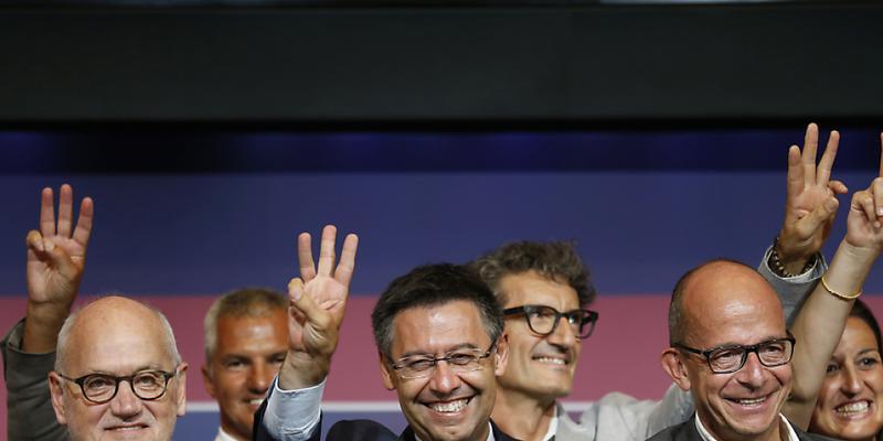 Josep Maria Bartomeu (Mitte) freut sich über seinen Wahlsieg