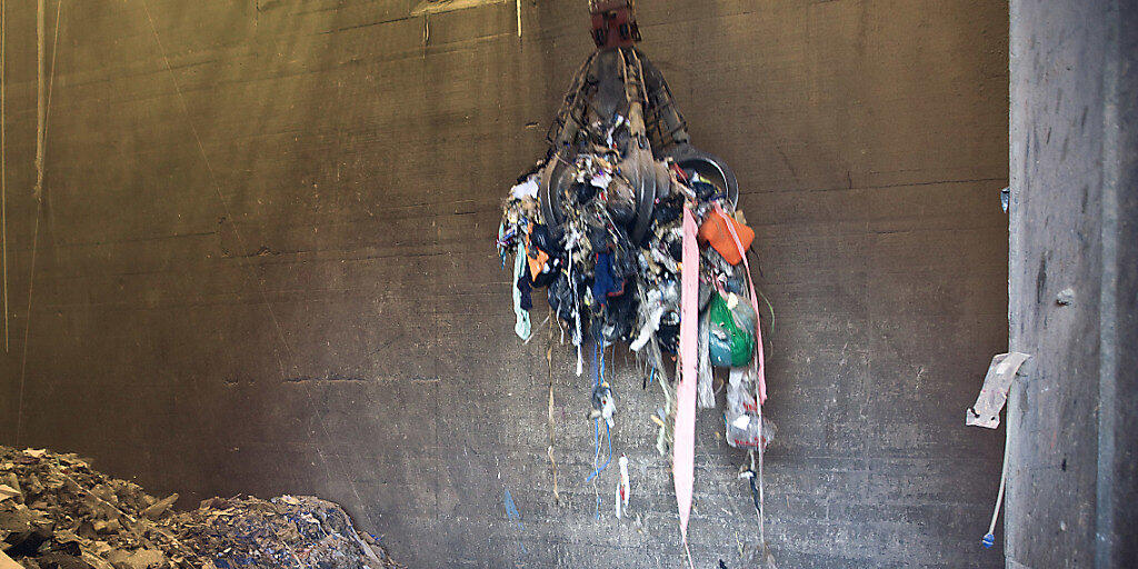 Kehrrichtverbrennungsanlage im Aargau: Die Schweizer Bevölkerung konsumiert zu viele Güter. Dies belastet die Umwelt im In- und Ausland. (Symbolbild)
