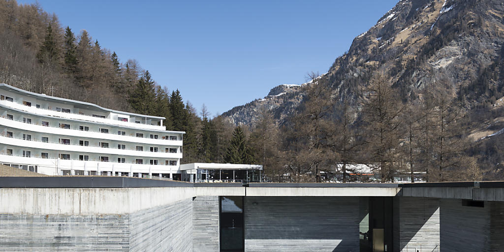 Blick auf die Therme Vals, von Architekt Peter Zumthor, mit einem Hotelgebäude. Ein ausserordentlicher Staatsanwalt untersucht nun den Verkauf der Therme Vals an den Immobilienunternehmer Remo Stoffel. (KEYSTONE/Gian Ehrenzeller)