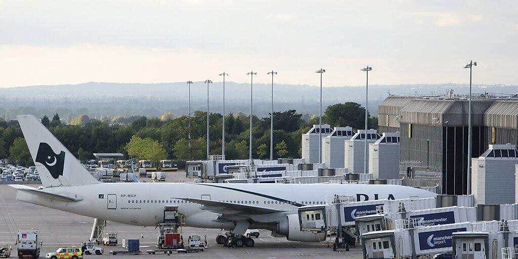 Ein Flugzeug der Pakistan International Airlines am Flughafen in Manchester. (Archivbild)