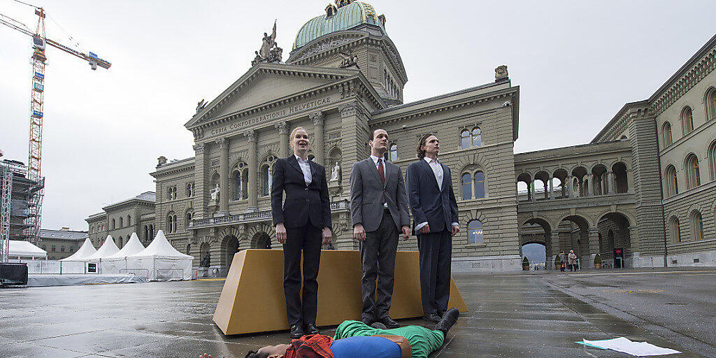 Aktivistinnen- und Aktivisten werben mit einer symbolischen Aktion für die Konzernverantwortungsinitiative. Die Rechtskommissionen von National- und Ständerat sind sich nicht einig, ob das Parlament mit gesetzlichen Regeln auf die Initiative reagieren sollte. (Archivbild)