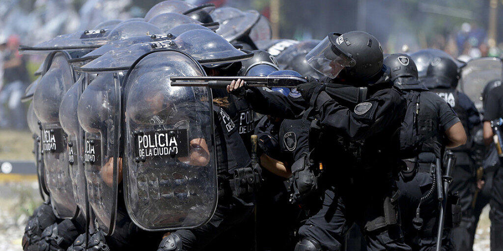 Bei den Zusammenstössen zwischen Protestierenden und Sicherheitskräften in Buenos Aires gab es auf beiden Seiten Dutzende Verletzte.