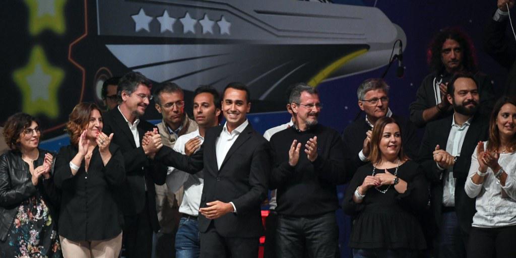 Die italienische Protestpartei "Fünf Sterne" geht mit  Luigi Di Maio (8. von links) als Spitzenkandidat in den Wahlkampf.
