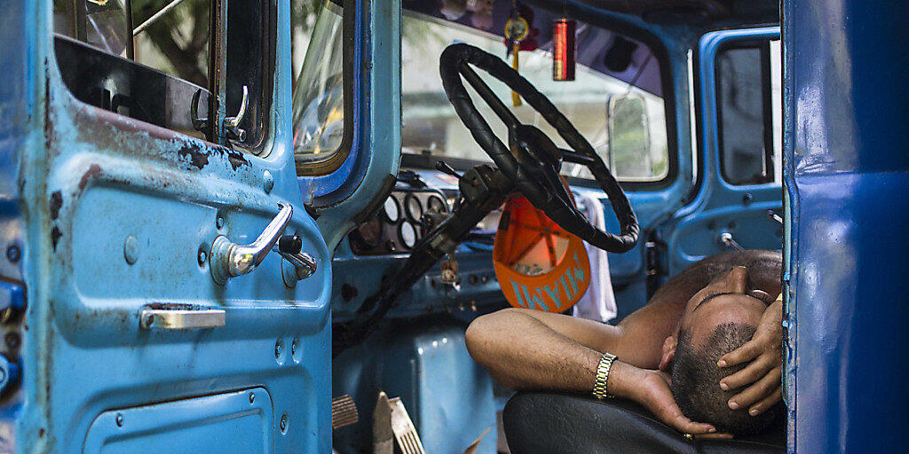 Ein Lastwagenfahrer beim Nickerchen auf einem Lebensmittel-Markt in der kubanischen Hauptstadt Havanna. (Archivbild)