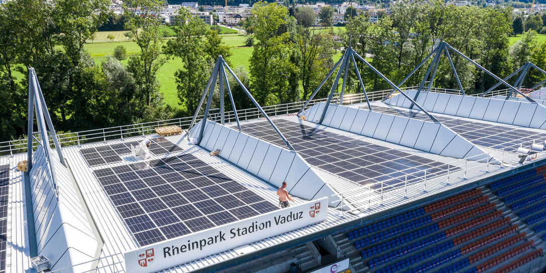 Installation Solarzellen Rheinpark Stadion Vaduz Installation Solarzellen Rheinpark Stadion Vaduz