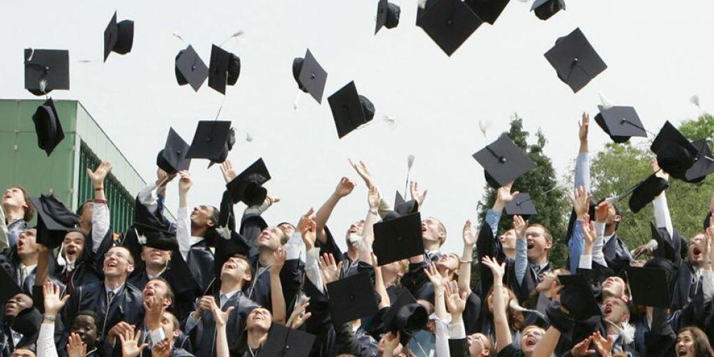 Wer einen Studienabschluss in der Tasche hat, hat noch lange nicht ausgesorgt. In der Schweiz haben 4,8 Prozent der Studienabsolventen ein Jahr nach dem Abschluss noch keine Stelle. In der Romandie liegt der Prozentsatz sogar bis zu doppelt so hoch. (Symbolbild)