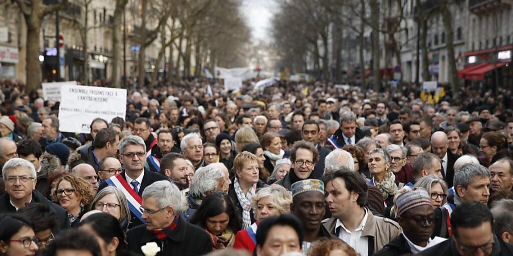 Teilnehmer am Gedenkmarsch am Mittwochabend in Paris.