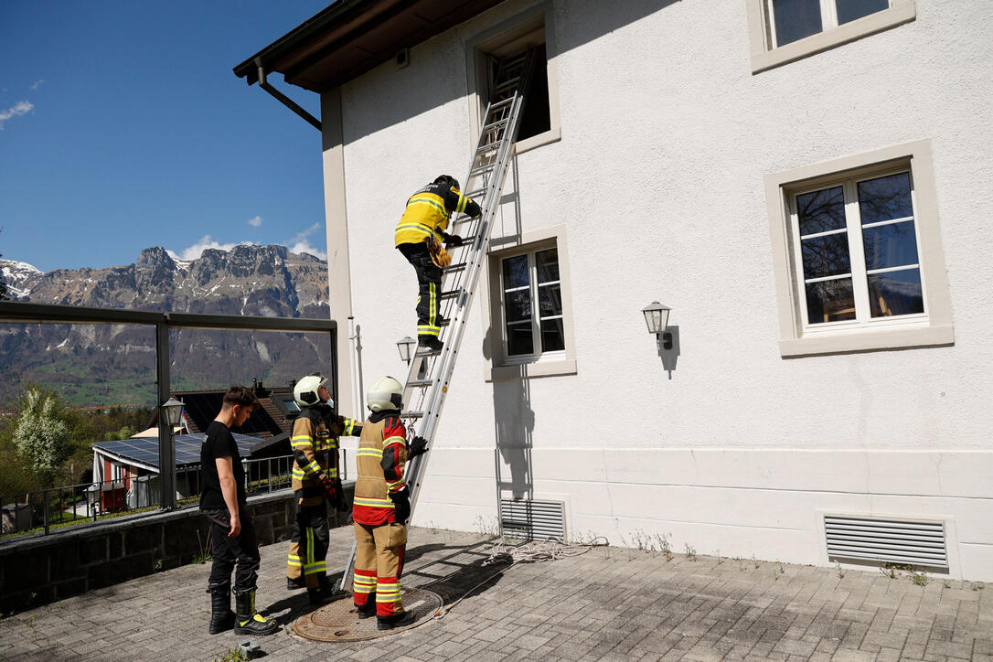Schluss&uuml;bung beim Kurs f&uuml;r neue Feuerwehrleute beim "Restaurant L&ouml;wen&raquo; in Gamprin-Bendern.