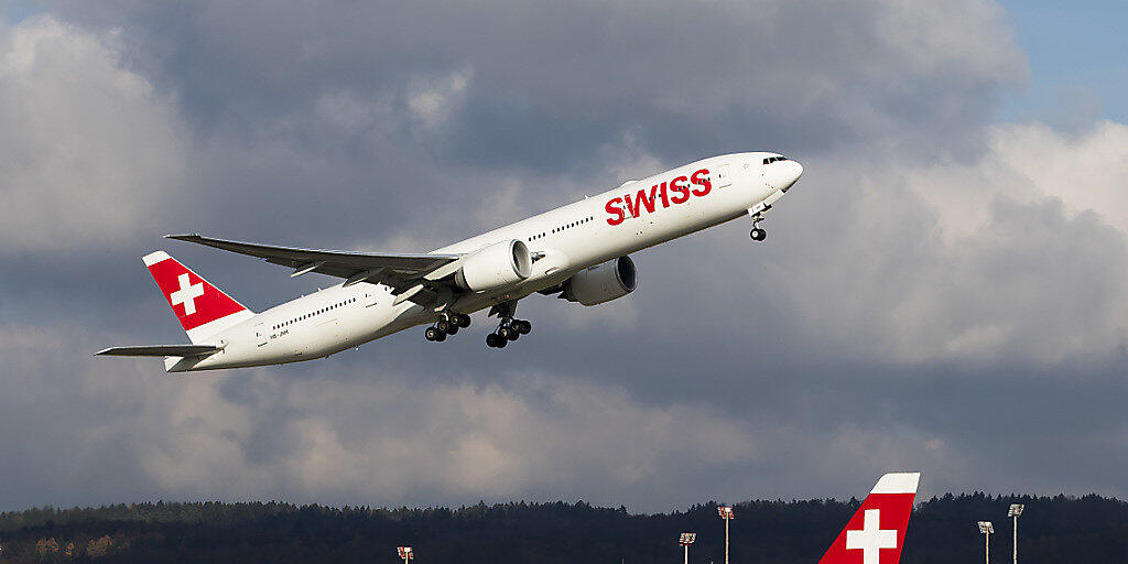 Der Gewinn der Swiss hob im ersten Halbjahr 2018 ab: Zwei Flugzeuge der Airline am Flughafen Zürich (Archivbild).