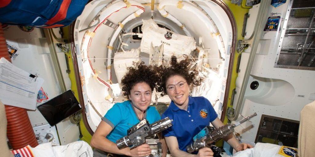 Jessica Meir (l) und Christina Koch schreiben heute Raumfahrtgeschichte: Sie sind das erste rein weibliche Team, das ausserhalb der ISS auf Montage geht.