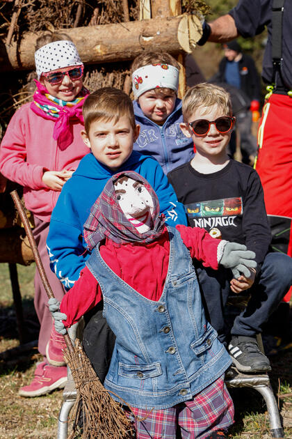 Kinder bauen Funken in Schaanwald