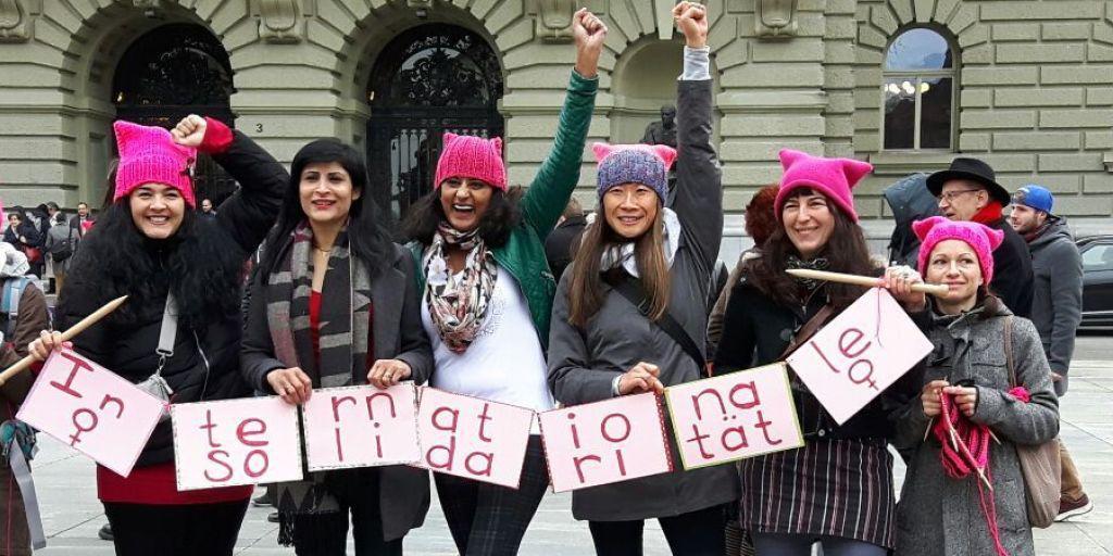 Junge Frauen demonstrieren in "Pussy hats" vor dem Bundeshaus in Bern für Lohn- und Rentengerechtigkeit. Junge Frauen demonstrieren in "Pussy hats" vor dem Bundeshaus in Bern für Lohn- und Rentengerechtigkeit.