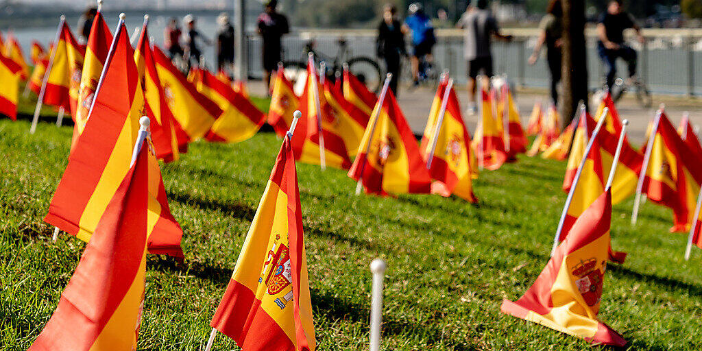 Etwa 53.000 Flaggen werden entlang des Guadalquivir in Gedenken an die Opfer der Corona-Pandemie aufgestellt. Foto: Eduardo Briones/EUROPA PRESS/dpa