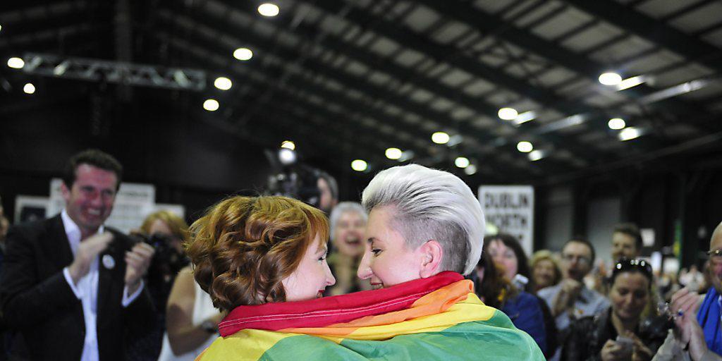 Ein lesbisches Paar feiert das Abstimmungsergebnis in Dublin