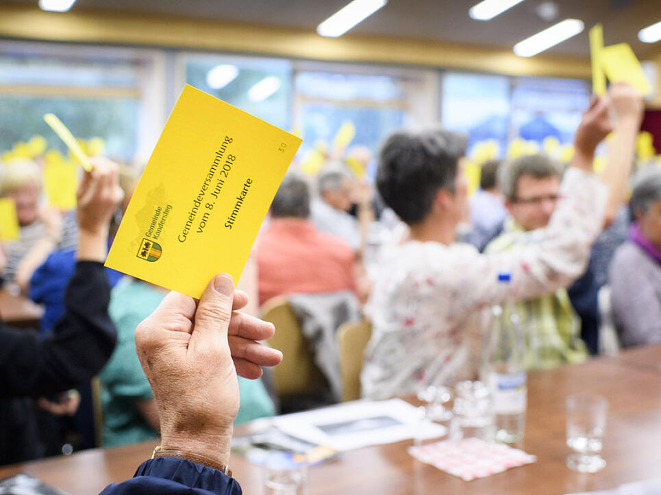 Kandersteger Stimmberechtigte an der Olympia-Gemeindeversammlung.