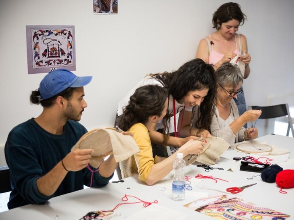 Beim Kulturfestival Belluard Bollwerk International in Freiburg konnte man dieses Jahr vermehrt selbst Hand anlegen: In der "Abendschule Import" (Bild) konnte man(n) beispielsweise die hohe Kunst der afghanischen Stickerei erlernen. (zVg)