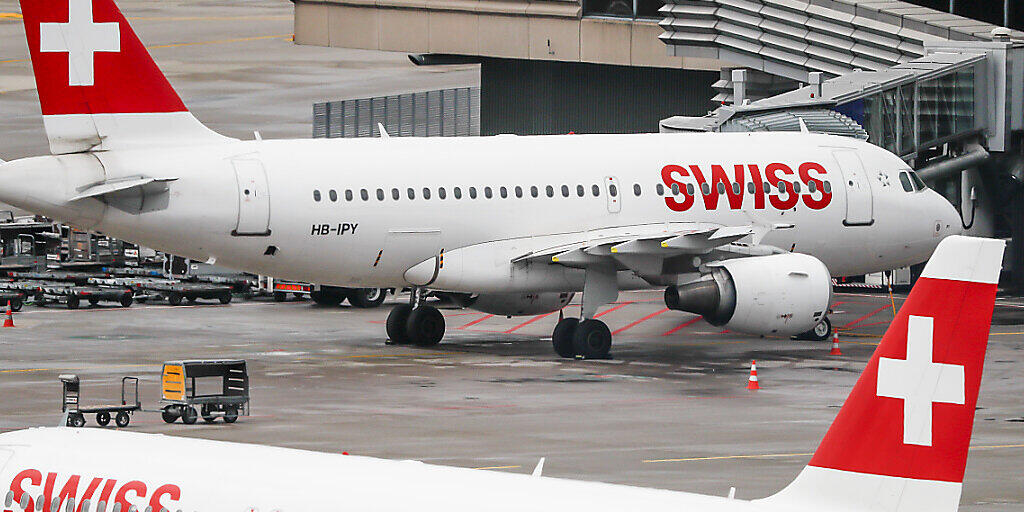 Bei der Swiss wie auch bei Fluggesellschaften weltweit bleiben derzeit viele Flieger am Boden. (Archiv)